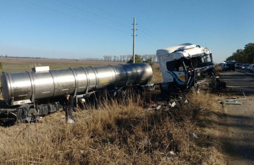 Dos heridos en un choque frontal de camiones en Ricardone