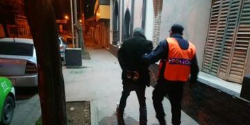 Detenido por hostigar y causar destrozos en la casa de su ex