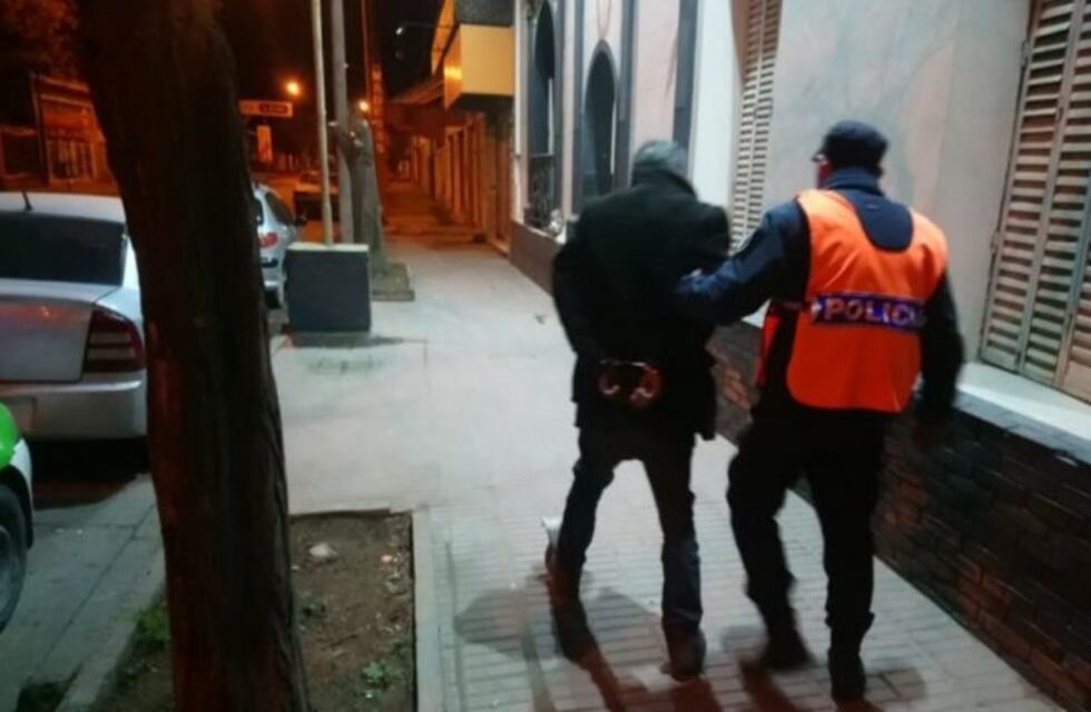 Tenía prohibido acercarse y sin importarle rompió un cerco para hostigar a su ex