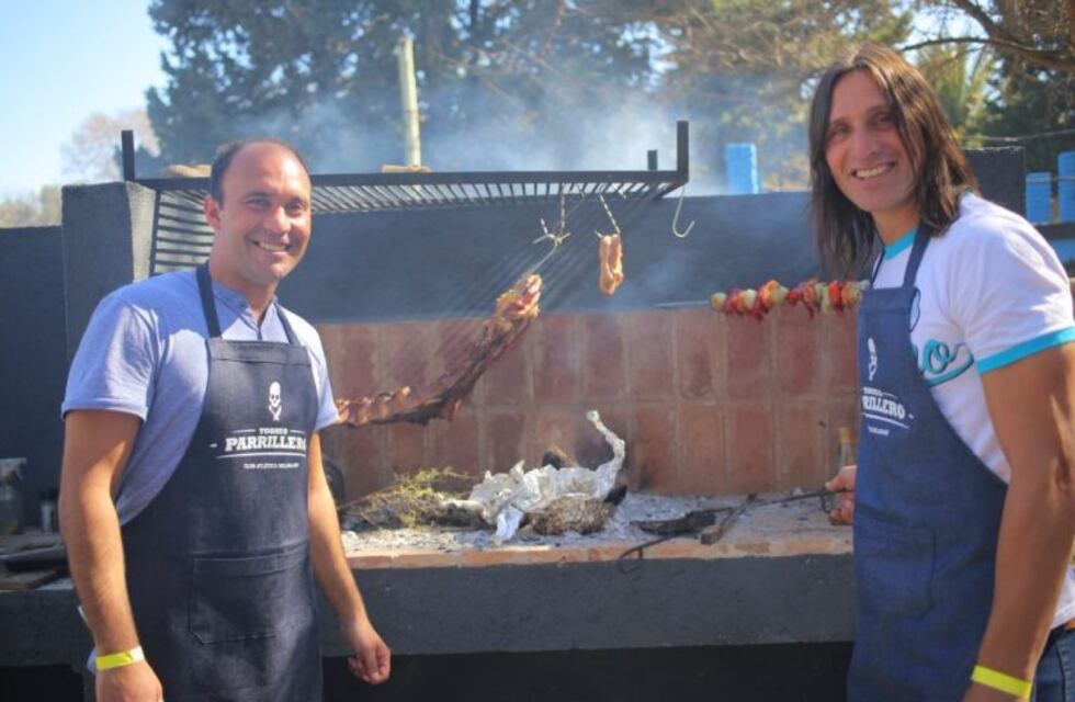 Olave y Turus pusieron toda la carne en el asador
