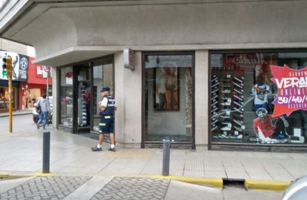 Rompen una vidriera y roban ropa en un local céntrico