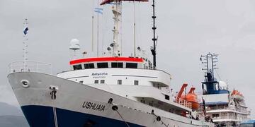 Tras comprobarse que no tenían coronavirus, autorizaron el desembarco de tripulantes del crucero Ushuaia (Foto: Reporte Austral)