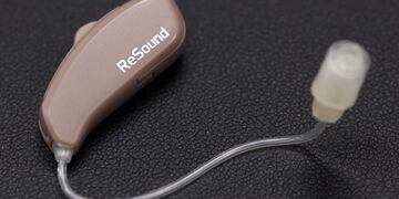 La empresa deberá proveer de audífonos a la niña\u002E