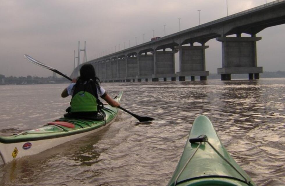 Preocupación por un joven que desapareció tras caer de un kayak en el Paraná