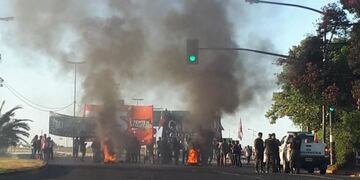 Movimientos de izquierda protestaban en el inicio de la autopista Rosario-Buenos Aires\u002E (Twitter)