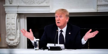 Washington (United States), 18/05/2020\u002E- US President Donald J\u002E Trump reveals that he is taking Hydroxychloroquine prophylaxis against COVID-19 as he participates in a roundtable with Restaurant Executives and Industry Leaders in the State Dining Room, in the White House, Washington, DC, USA, 18 May 2020\u002E (Estados Unidos) EFE/EPA/Doug Mills / POOL