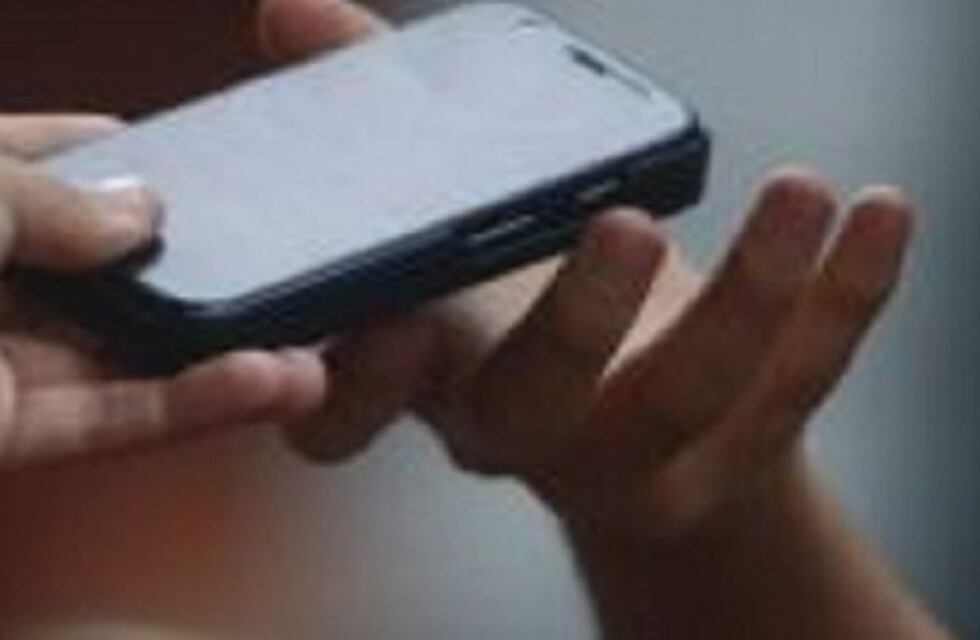 Pidió prestado el celular al verdulero y se lo terminó arrebatando