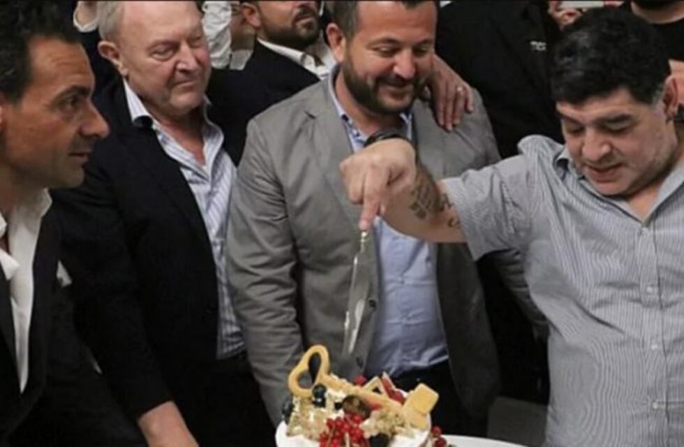 Maradona borracho en su cena homenaje en Nápoles