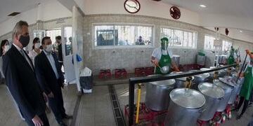 El ministro Agustín Rossi y el gobernador Oscar Herrera Ahuad en una de las cocinas donde se preparan alimentos para necesitados en Posadas\u002E (Defensa)