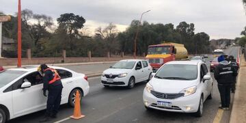Controles vehiculares en ingresos a Carlos Paz\u002E (Foto: prensa municipal)\u002E