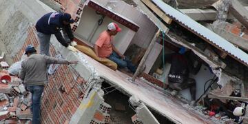 -FOTODELDIA- AME7949\u002E LA PAZ (BOLIVIA), 01/05/2019\u002E- Equipos de emergencias trabajan este miércoles en el lugar donde se ha producido un deslizamiento del terreno, en La Paz (Bolivia)\u002E La Alcaldía de la ciudad boliviana de La Paz declaró \