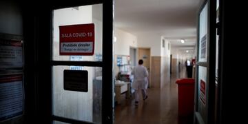 A doctor walks inside the COVID-19 area of a hospital in Buenos Aires, Argentina, Tuesday, Aug\u002E 18, 2020\u002E (AP Photo/Natacha Pisarenko) sala coronavirus  casos del dia  terapia intensiva