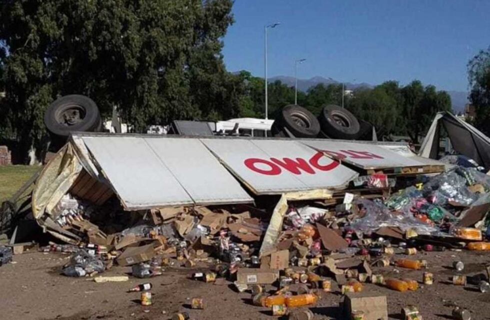 Se dio vuelta un camión y le robaron parte de la carga