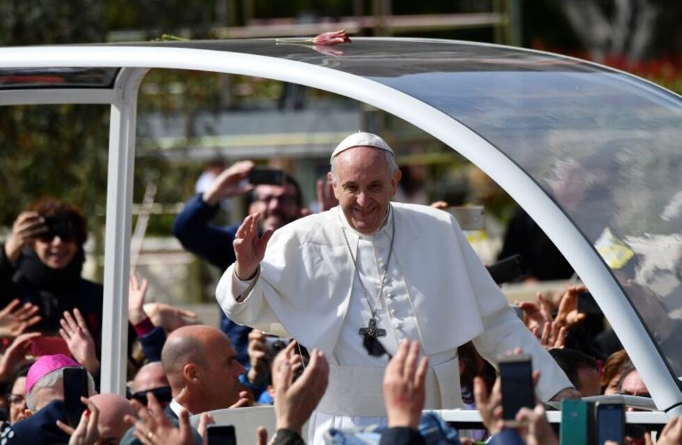 Francisco visitó a Benedicto XVI para saludarlo por Pascua