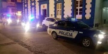 Policías en la ciudad de Cosquín\u002E (Foto: web)\u002E