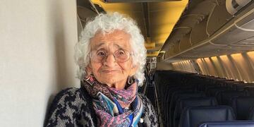 La emocionante historia de una mujer de 106 años que viajó en avión por primera vez (Foto: Instagram/@flybondioficial)