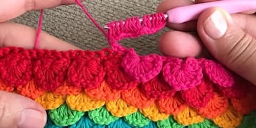 Un grupo de cordobesas tejieron un auto en tamaño real.