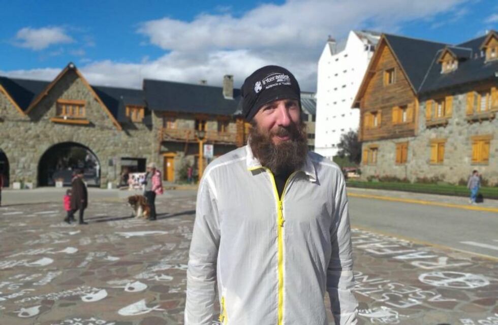Llegó a Bariloche el atleta que viaja de Ushuaia a Alaska para promover la lengua de señas