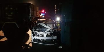 El Renault Logan se estrelló a la altura de Río Tala\u002E (Bomberos Voluntarios San Pedro)