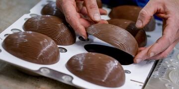 Crecen la venta de huevos de chocolate rellenos, una opción para estas Pascuas