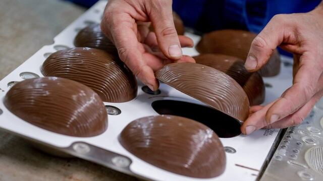 Crecen la venta de huevos de chocolate rellenos, una opción para estas Pascuas