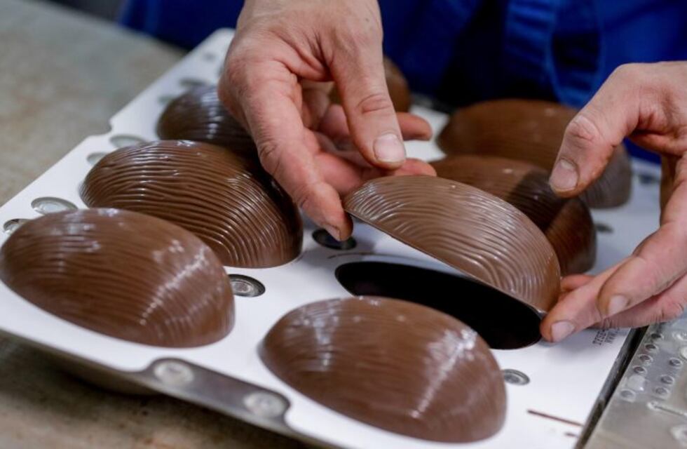 Crecen la venta de huevos de chocolate rellenos, una opción para estas Pascuas