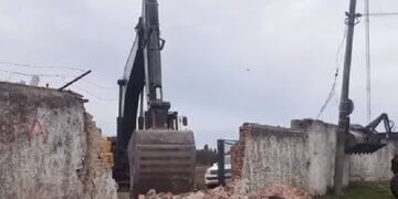 San Nicolás: derrumbaron un paredón y el municipio contruirá un parque\u002E (El Informante)