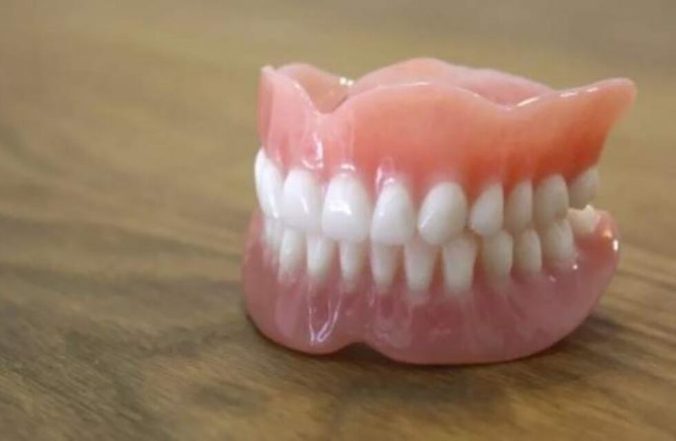 Encontraron dentaduras postizas en la calle, ahora buscan devolverlas a sus dueños