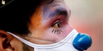 -FOTODELDIA- BOG400 BOGOTÁ (COLOMBIA), 22/06/2020\u002E- Fotografía fechada el 11 de junio de 2020, que muestra al artista Cristian Ceballos mientras prepara su acto, en una calle de Bogotá (Colombia)\u002E Un colectivo de circo de Bogotá decidió ampliar su trabajo con el propósito de ayudar a la gente que se ha visto perjudicada por la cuarentena contra la COVID-19, para lo cual además de ir a las barriadas a presentar un espectáculo ahora también realizan almuerzos comunitarios para alimentar a los más necesitados\u002E EFE/ Carlos Ortega