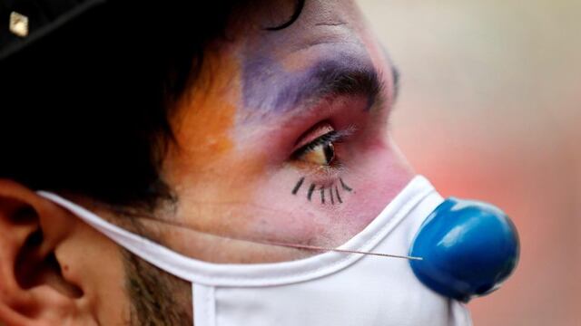 -FOTODELDIA- BOG400 BOGOTÁ (COLOMBIA), 22/06/2020\u002E- Fotografía fechada el 11 de junio de 2020, que muestra al artista Cristian Ceballos mientras prepara su acto, en una calle de Bogotá (Colombia)\u002E Un colectivo de circo de Bogotá decidió ampliar su trabajo con el propósito de ayudar a la gente que se ha visto perjudicada por la cuarentena contra la COVID-19, para lo cual además de ir a las barriadas a presentar un espectáculo ahora también realizan almuerzos comunitarios para alimentar a los más necesitados\u002E EFE/ Carlos Ortega