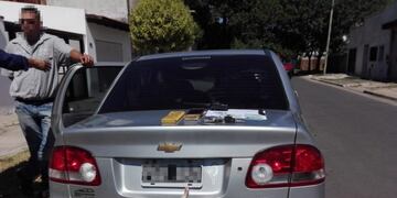 El remis trucho escapó de un control en Montevideo y Liniers y pudo ser interceptado por la policía en Chubut al 5700\u002E (Min\u002E Seguridad)