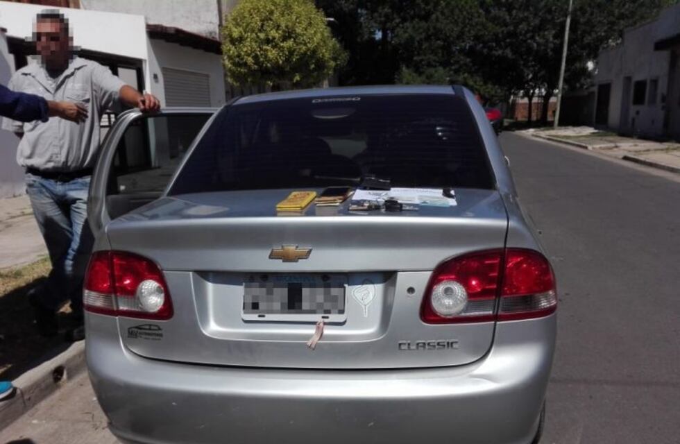 Después de una persecución detuvieron al chofer de un remis trucho que casi atropella a agentes de tránsito