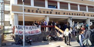 Tomaron la facultad de Filosofía y Letras de la UNCUyo\u002E