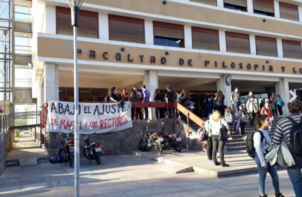 Tomaron las facultades de Filosofía y Políticas de la UNCuyo