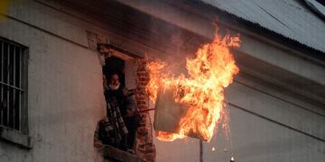 TOPSHOT - Inmates from Villa Devoto prison burn mattresses during a riot demanding measures to prevent the spread of the coronavirus, after Covid-19 cases were allegedly confirmed inside the prison, in Buenos Aires on April 24, 2020\u002E (Photo by Juan Mabromata / AFP)
