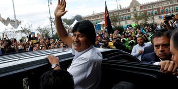 El presidente derrocado de Bolivia, Evo Morales, se va después de una ceremonia en la que fue reconocido como un invitado distinguido, frente al ayuntamiento de la Ciudad de México, México, 13 de noviembre de 2019\u002E Crédito: REUTERS / Carlos Jasso\u002E