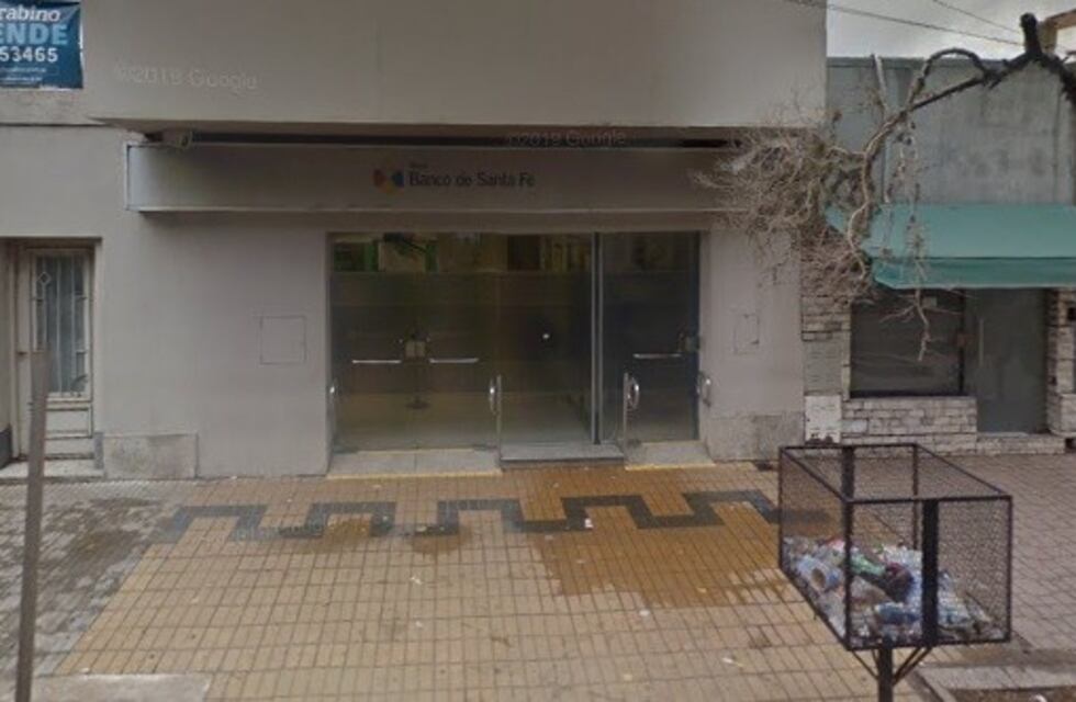 Lo detuvieron por "apoyar" a una joven a la salida de un banco