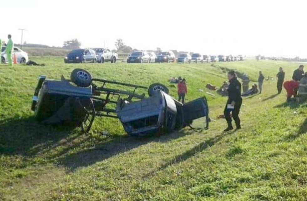 Una familia nicoleña debió ser hospitalizada tras despistarse y dar tumbos con la camioneta cuando volvían de vacaciones
