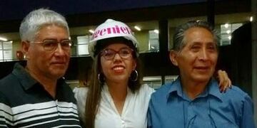 La flamante ingeniera industrial Marcela Alejandra Reyes Patzi, junto a los directores de su trabajo final, los docentes Mg\u002E Ing\u002E Oscar Normando Huertas e Ing\u002E Guillermo Sergio Quispe\u002E