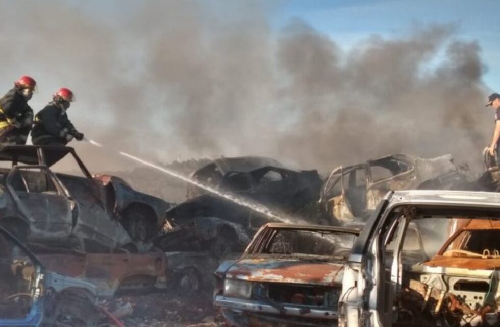 Un incendio arrasó con unos 70 autos en la playa San Agustín
