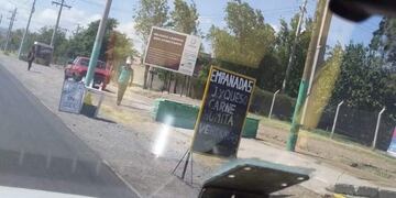 El cartel de alcohol en gel casero fue ubicado frente a un supermercado\u002E