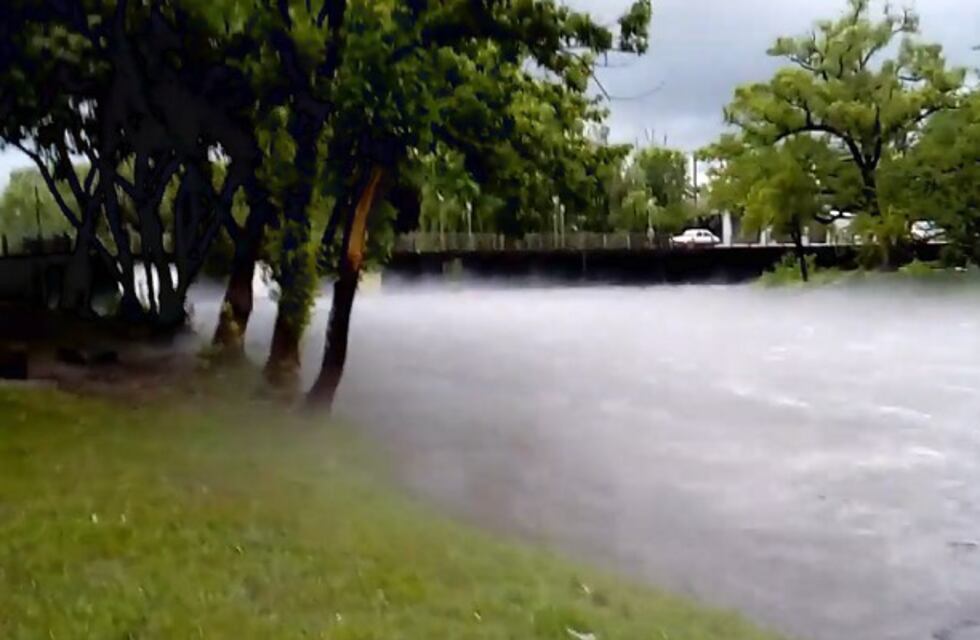 Un vídeo refleja la contaminación de un tramo del río Suquía que cruza La Calera