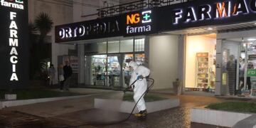 Se realizaron tareas de limpieza y desinfección en diferentes espacios públicos de la ciudad