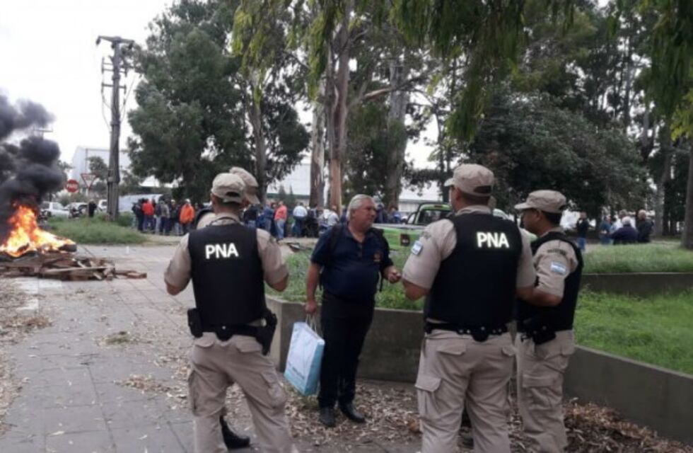 Protesta con quema de gomas frente al puerto por el cambio de administración