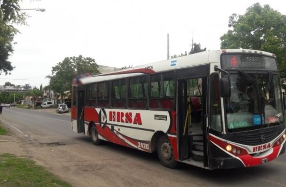 Un joven cayó de un puente peatonal de Paraná y quedó sobre un colectivo