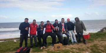 Los hinchas de la Gloria en Mardel para alentar al equipo\u002E