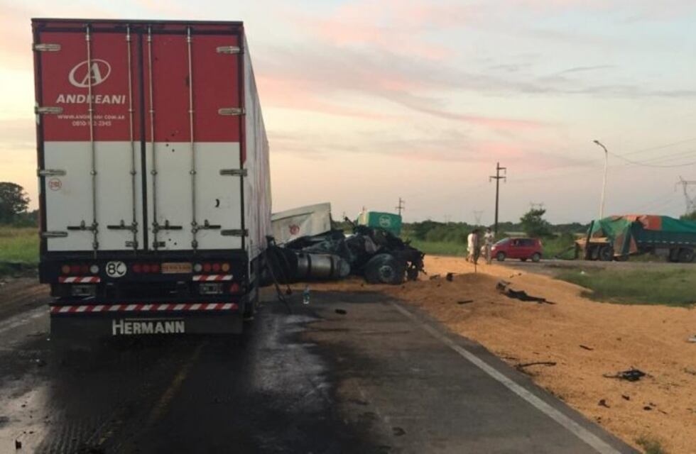 Chocaron dos camiones en la ruta 11: los vehículos resultaron destrozados