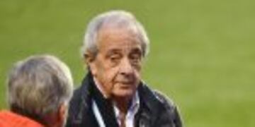Argentina's River Plate president Rodolfo D'Onofrio (R) stands on the pitch during a training session at a sub ground of the Nagai Stadium ahead of their next match in the Club World Cup football tournament in Osaka on December 15, 2015. AFP PHOTO / KAZUHIRO NOGIrn osaka japon rodolfo donofrio futbol entrenamiento river plate futbol futbolistas river plate entrenamientos