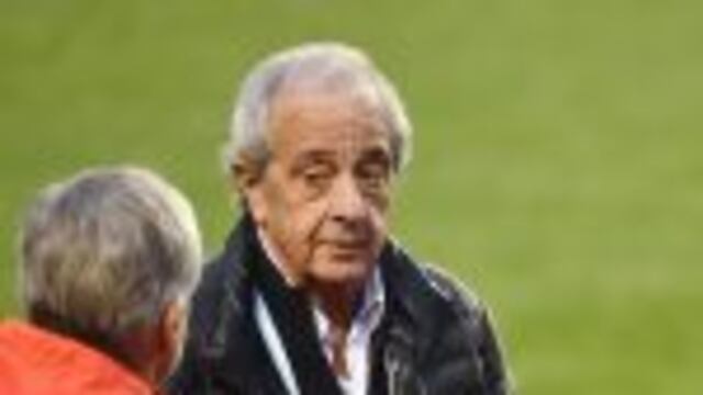 Argentina's River Plate president Rodolfo D'Onofrio (R) stands on the pitch during a training session at a sub ground of the Nagai Stadium ahead of their next match in the Club World Cup football tournament in Osaka on December 15, 2015. AFP PHOTO / KAZUHIRO NOGIrn osaka japon rodolfo donofrio futbol entrenamiento river plate futbol futbolistas river plate entrenamientos