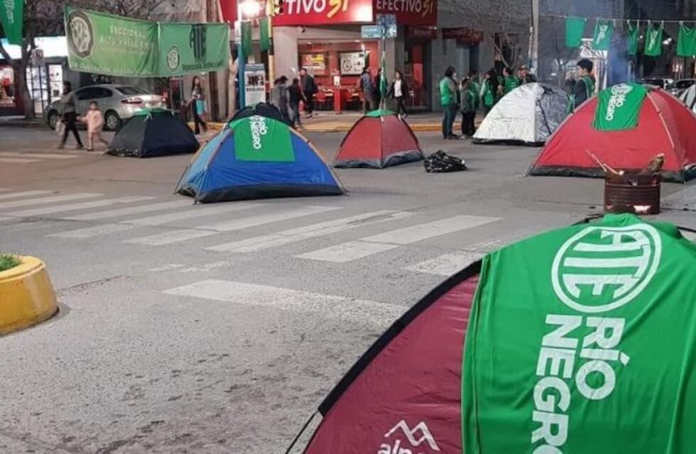 Acampes, ollas populares y radios abiertas en Río Negro